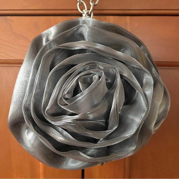 Elegant Silver Rose Shaped Evening Purse & Clutch - Picture 4 of 7